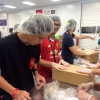 Alunos visitam as instalações da Food Bank em Columbia. Essa Ong adquire, embala e distribui alimentos a mais de 104 mil pessoas carentes no estado do Missouri.