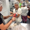 Alunos visitam as instalações da Food Bank em Columbia. Essa Ong adquire, embala e distribui alimentos a mais de 104 mil pessoas carentes no estado do Missouri.