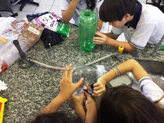 Aluno na sala de aula de ciências trabalhando com ferramentas