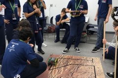 30/10 - Continuação das aulas de programação. os alunos estão aperfeiçoando os seus robôs.