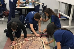 30/10 - Continuação das aulas de programação. os alunos estão aperfeiçoando os seus robôs.