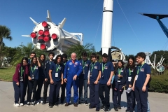 30/10 - Alunos com o astronauta Bruce Melnick.