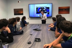 30/10 - Alunos visitam o Space Life Science Lab, área onde são realizados estudos e experimentos sobre seres vivos no espaço. No Lab, assistiram a palestra sobre spin offs, termo usado para se referir a tecnologias que são transferidas das missões espaciais para o cotidiano na terra.