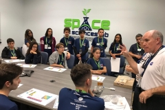 30/10 - Alunos visitam o Space Life Science Lab, área onde são realizados estudos e experimentos sobre seres vivos no espaço. No Lab, assistiram a palestra sobre spin offs, termo usado para se referir a tecnologias que são transferidas das missões espaciais para o cotidiano na terra.