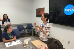 30/10 - A cientista Dra Nahid Mohajeri mostrou para os alunos como desenvolveu uma vedação para detectar e evitar vazamento de hidrogênio. Hoje, essa criação patenteada, é usada pela NASA e por empresas ao redor do mundo.