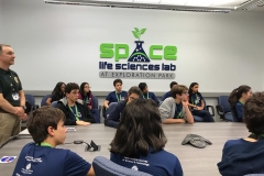 30/10 - Alunos visitam o Space Life Science Lab, área onde são realizados estudos e experimentos sobre seres vivos no espaço. No Lab, assistiram a palestra sobre spin offs, termo usado para se referir a tecnologias que são transferidas das missões espaciais para o cotidiano na terra.