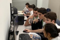 31/10 - Alunos participando do desafio de fazer um robô se movimentar pela superfície de Marte. Eles também precisam programar os braços do robô para capturar objetos.
