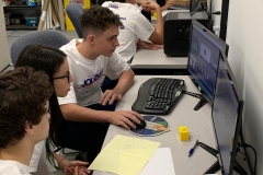 31/10 - Alunos participando do desafio de fazer um robô se movimentar pela superfície de Marte. Eles também precisam programar os braços do robô para capturar objetos.