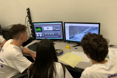 31/10 - Alunos participando do desafio de fazer um robô se movimentar pela superfície de Marte. Eles também precisam programar os braços do robô para capturar objetos.