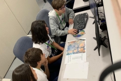 31/10 - Alunos participando do desafio de fazer um robô se movimentar pela superfície de Marte. Eles também precisam programar os braços do robô para capturar objetos.