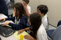 31/10 - Alunos participando do desafio de fazer um robô se movimentar pela superfície de Marte. Eles também precisam programar os braços do robô para capturar objetos.