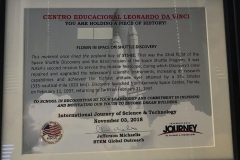 02/11 - Recebemos do KSCIA (Kennedy Space Center International Academy) um presente especial. Pela primeira vez, desde o início do programa, uma escola recebe uma homenagem em “reconhecimento pela liderança e comprometimento em inspirar e motivar nossos jovens a serem construtores de sonhos”. A placa de destaque traz uma parte de revestimento utilizado em um dos ônibus espaciais, o Discovery, durante uma missão a serviço do telescópio Hubble. Nossos agradecimentos a toda a equipe da KSCIA e da NASA, além de todos os cientistas convidados para as atividades acadêmicas, pelo trabalho do mais alto nível e sobretudo pelo carinho e apoio ao nosso grupo.