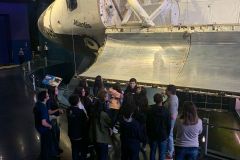 Alunos do Da Vinci visitam ônibus espacial Atlantis, da Nasa