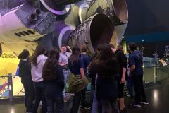 Alunos do Da Vinci visitam ônibus espacial Atlantis, da Nasa