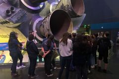 Alunos do Da Vinci visitam ônibus espacial Atlantis, da Nasa