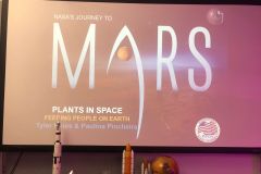 Apresentação dos resultados dos trabalhos de pesquisa cujo objetivo era mostrar como plantar em Marte, usando hidroponia.