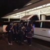 Alunos indo para o hotel de limusine.