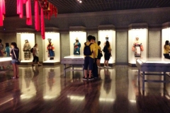 4-dentro-do-museu-os-alunos-entraram-em-contato-com-uma-enorme-variedade-de-pecas-de-antigidade-arte-e-neste-caso-obras-das-minorias-tnicas-da-china